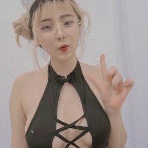 女神Linhi_Cute和Yuumeilyn带来的7.14G性感可爱视频