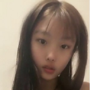 呆萌乖巧的00后妹妹特写，身材苗条如飞机场